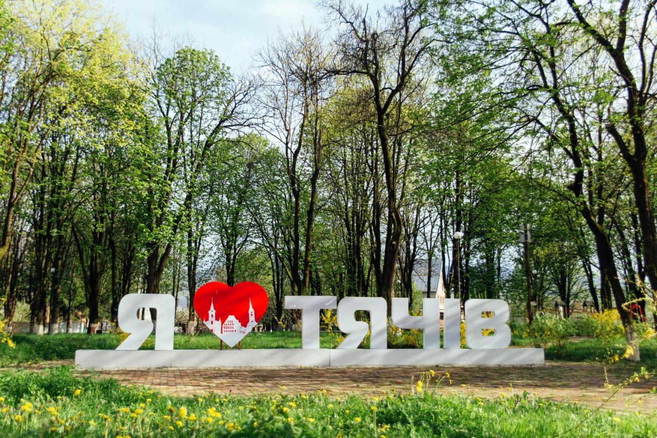 Готель Тячів Esterno foto