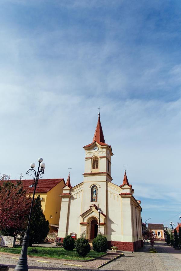 Готель Тячів Esterno foto