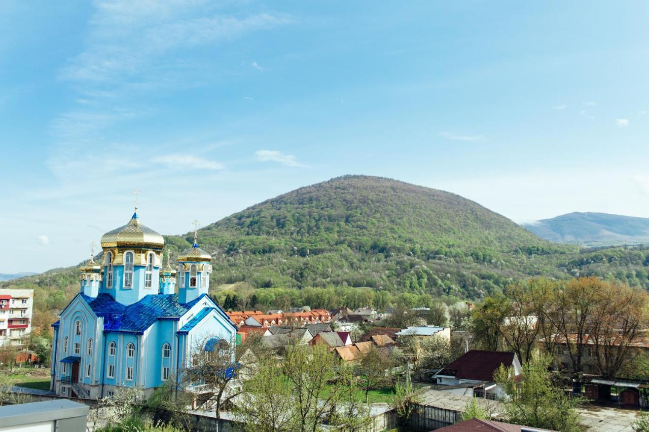 Готель Тячів Esterno foto