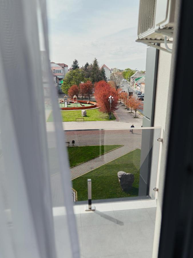 Готель Тячів Esterno foto